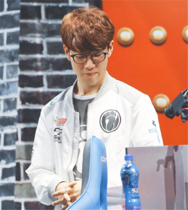 EDG赛后群访 Leave ：选女枪是因为好玩,强度我觉得还不错